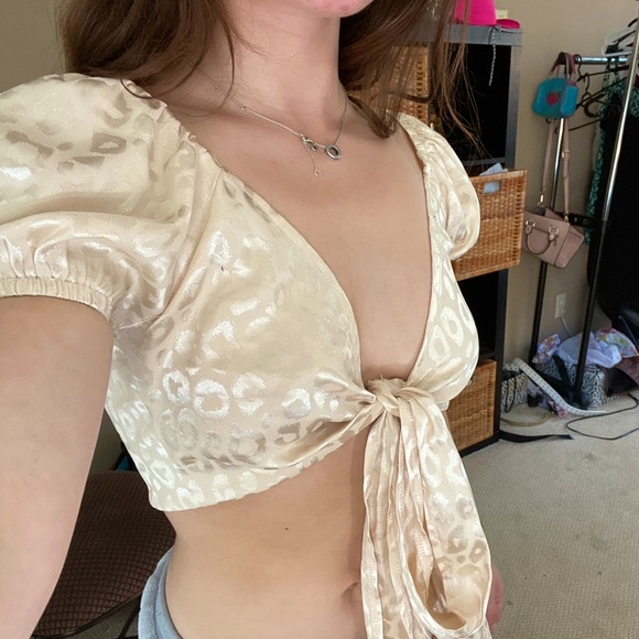 gold pattern tie top - Picture 1 of 3